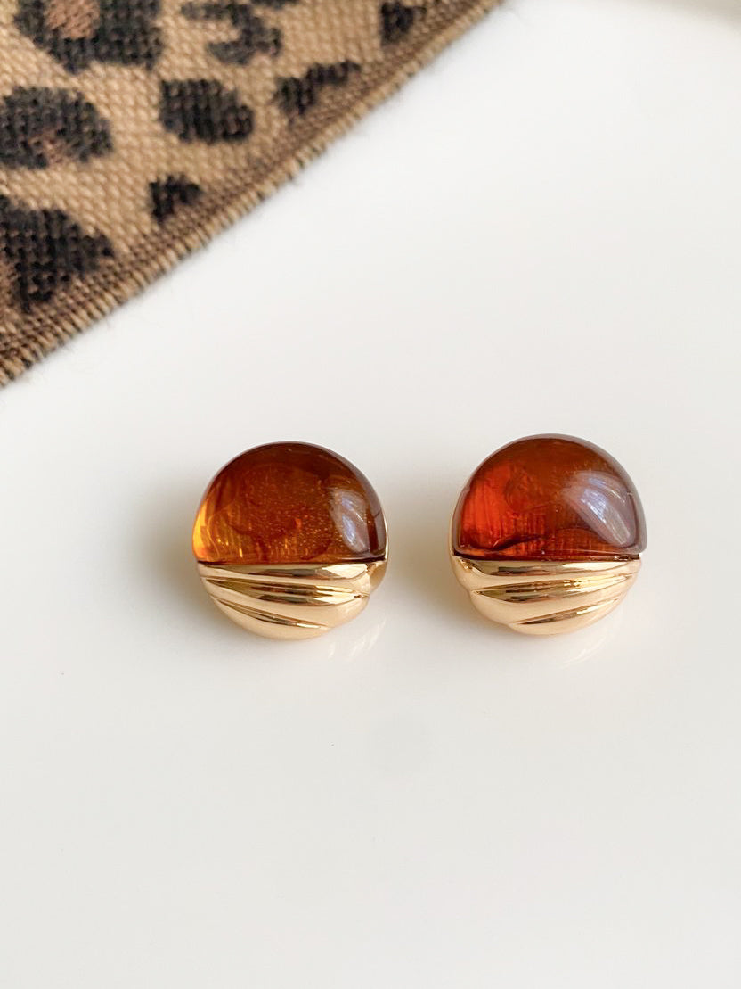 Boucles d’oreilles vintage – Résine marron & plaqué or