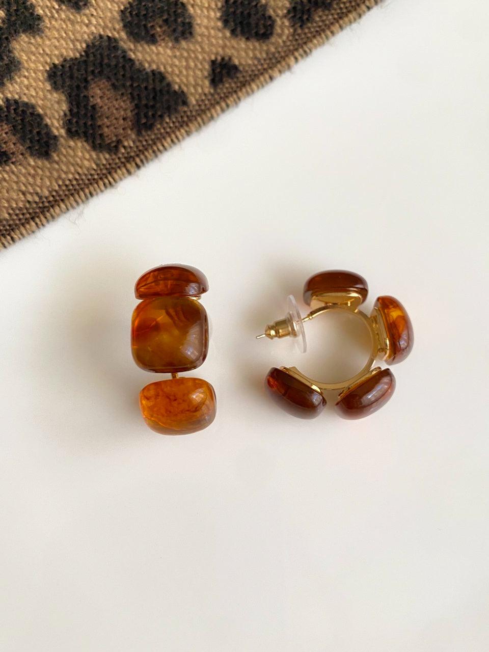 Boucles d’oreilles vintage  10 – Résine marron & plaqué or