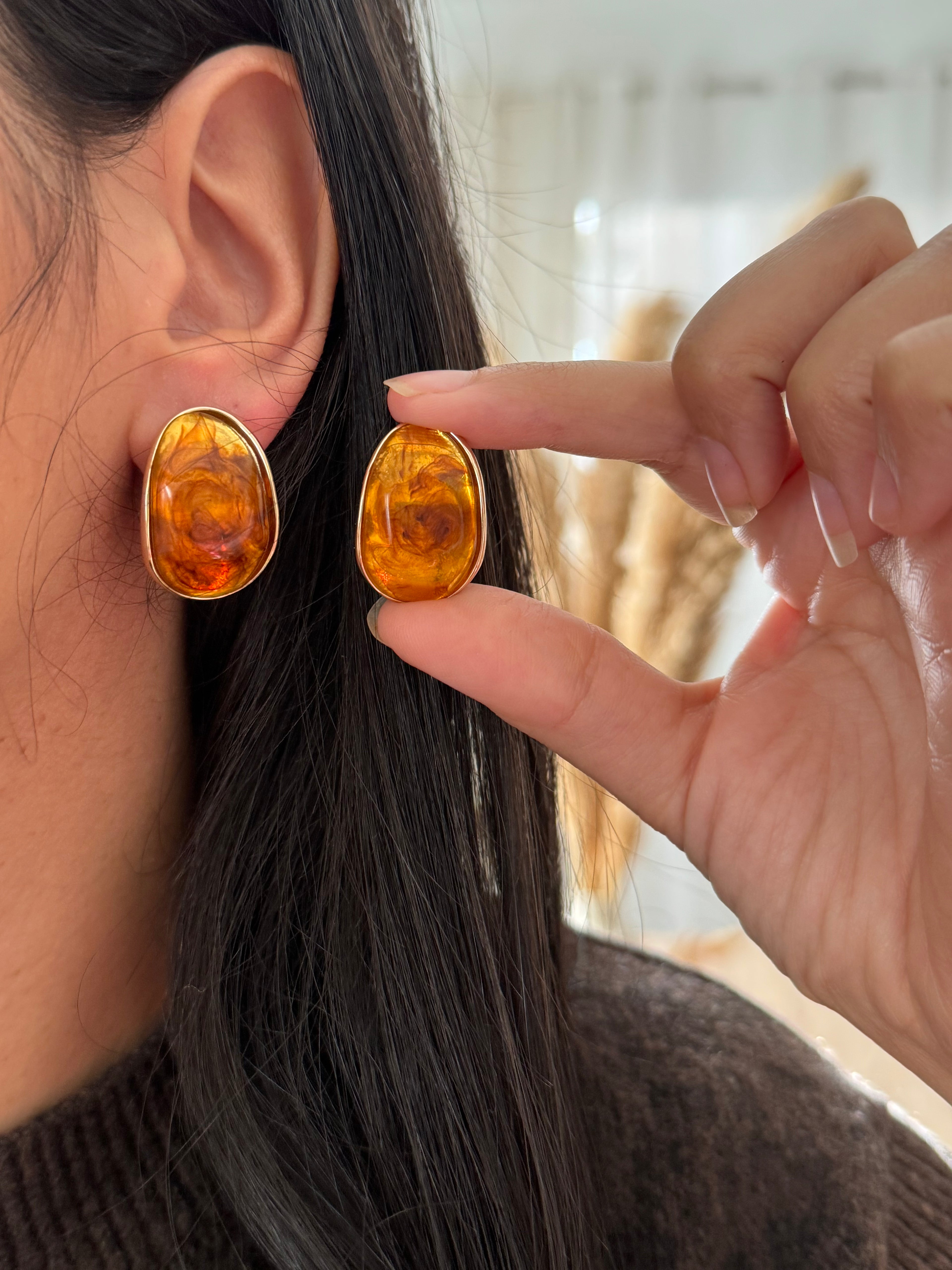 Boucles d’oreilles vintage 6 – Résine marron & plaqué or