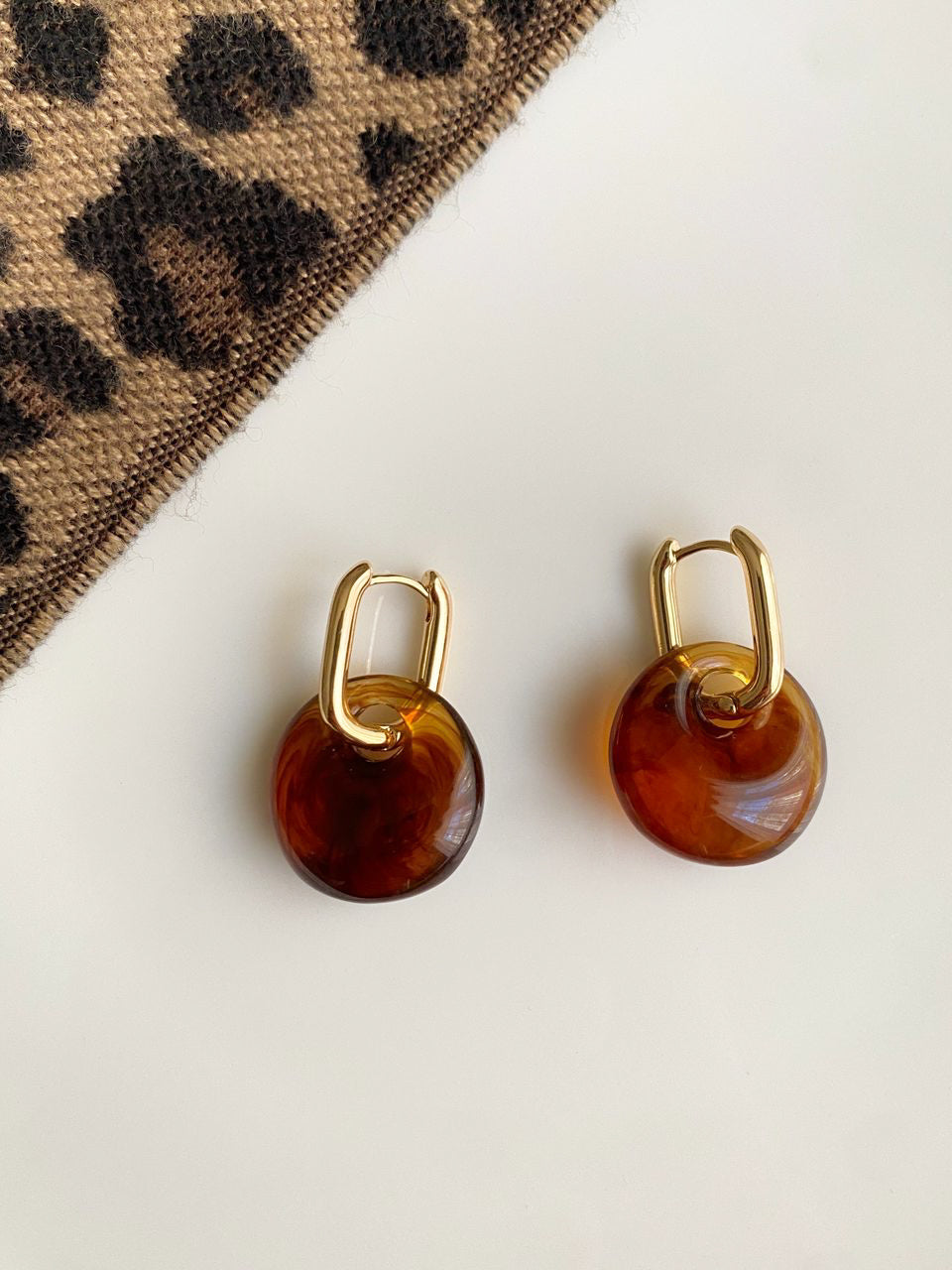 Boucles d’oreilles vintage 9 – Résine marron & plaqué or