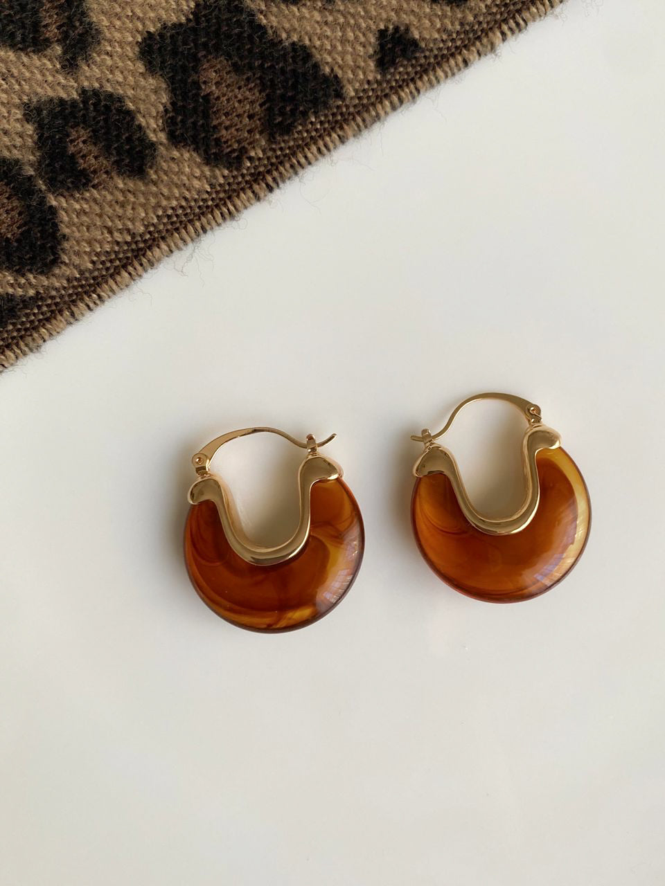 Boucles d’oreilles vintage 11 – Résine marron & plaqué or