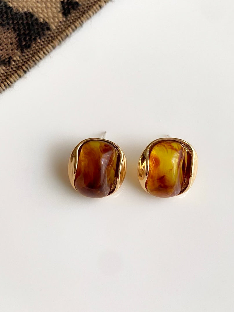 Boucles d’oreilles vintage 12 – Résine marron & plaqué or